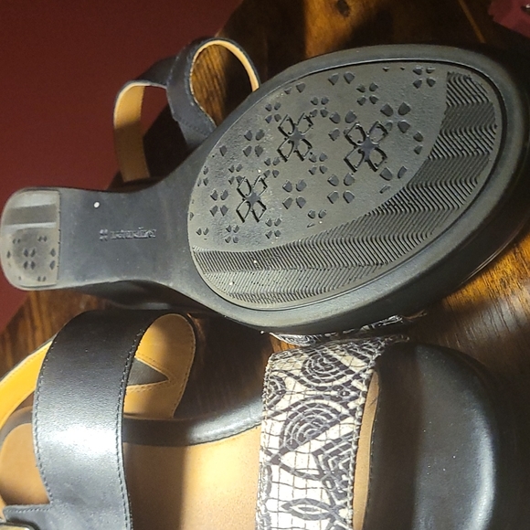 Like new naturalizer sandals - Picture 2 of 3